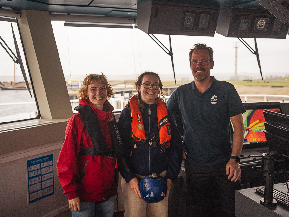The captain of the Wim Wolff, Maarten Stenneberg, with the students Ayva and Maxi (© Nico Remkes). 