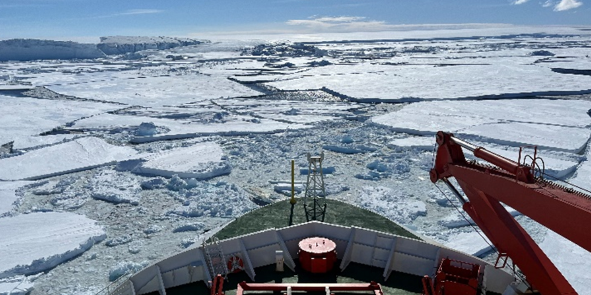 Breaking through the ice in Prydz Bay (Photo: Marrit Jacob)