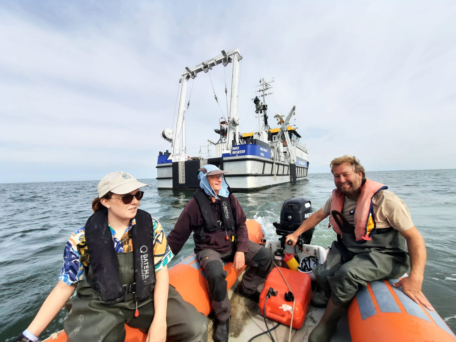 Onderzoekers onderweg naar Griend vanaf het moederschip de Wim Wolff (Leela Channer)