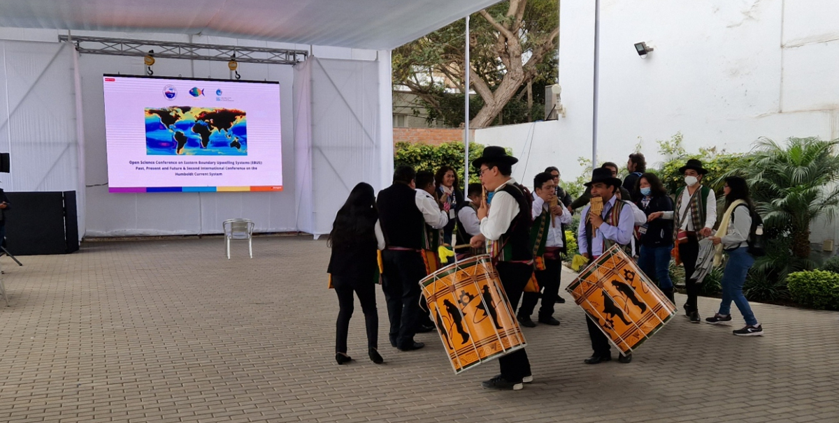 Peruvian musicians and dancers lighten up the farewell session on the last day of the conference