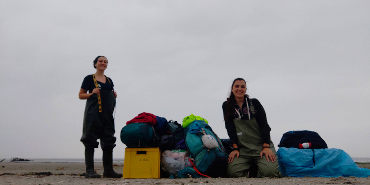 Aileen and Selin ready to leave Griend and go back to Texel.