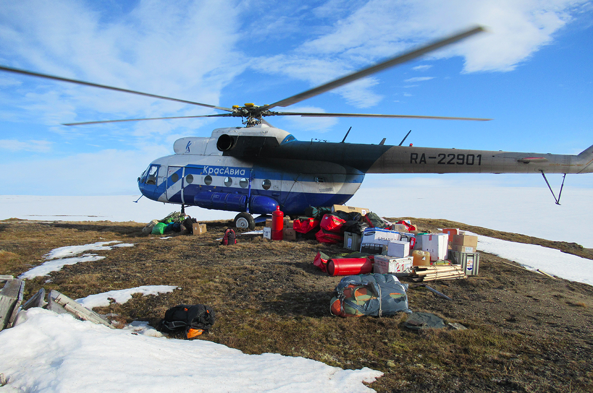 Het uitladen van de helikopter op de plek waar het basiskamp zal komen. Foto: Jan van Gils.