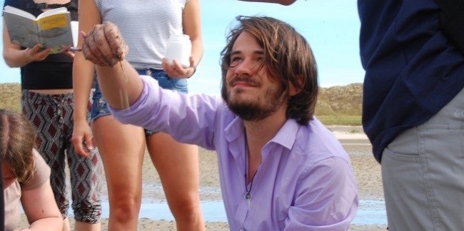 David Amptmeijer looking for benthic invertebrates in the Mokbaai.