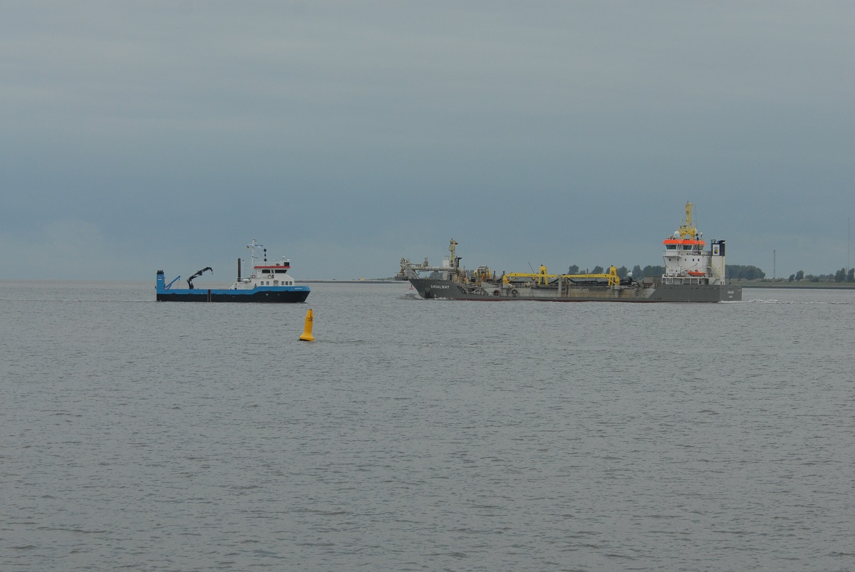 Duits RV Burchana en sleephopperzuiger Shoulway van Boskalis vanaf NIOZ RV Navicula