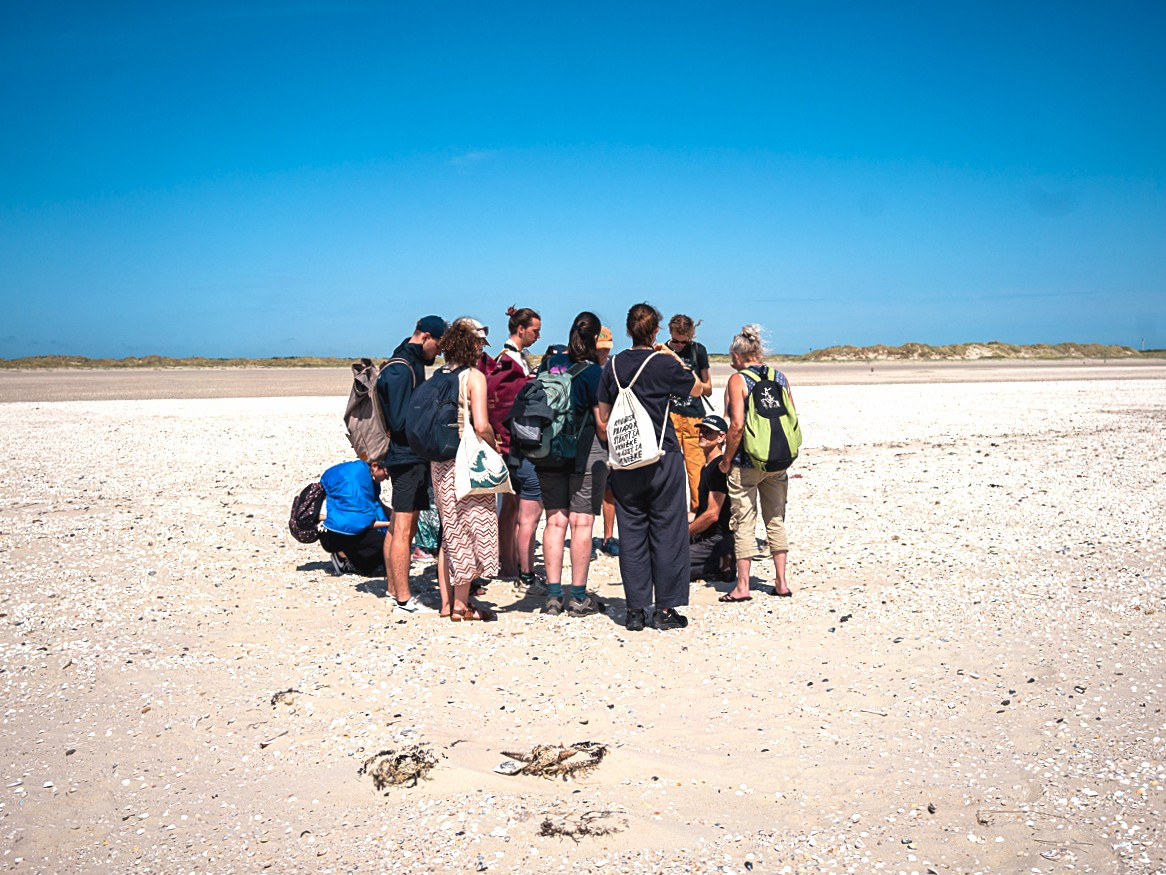 At the beach looking at shells and rocks during our weekend excursion (© Maxi Scheller).