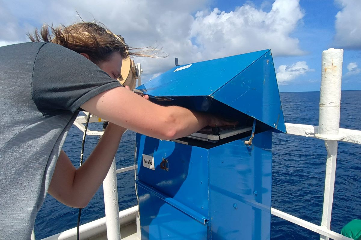 The blue birdhouses trap (in)organic aerosols by sucking outside air through a filter.