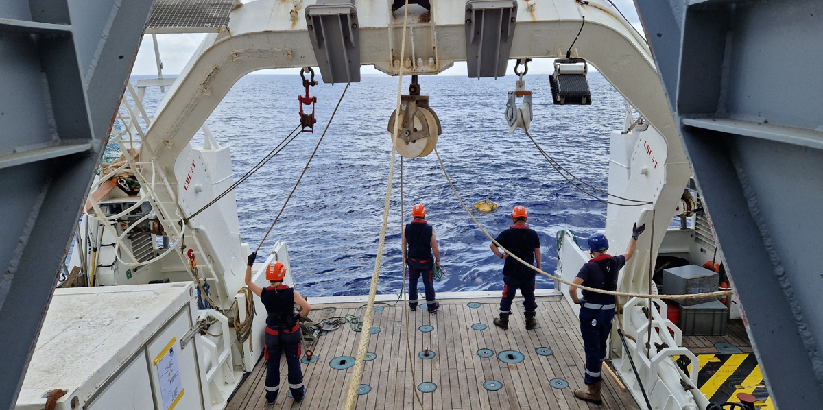 The captain maneuvered the ship such that the top can be picked up from the aft.