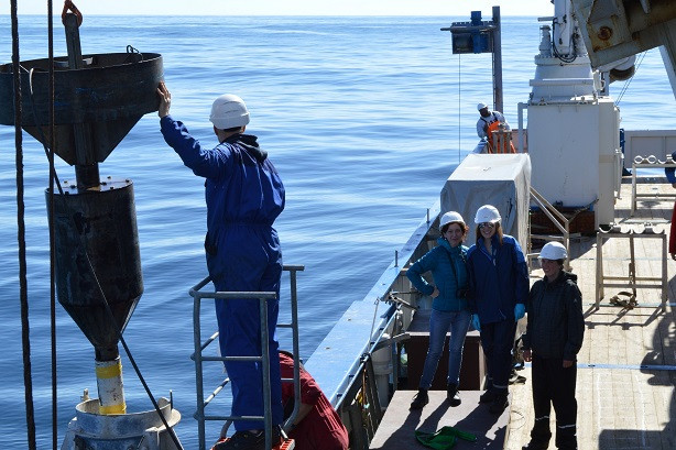 Recovery of the piston core by the crew of the R/V Pelagia under the eye of the scientists.