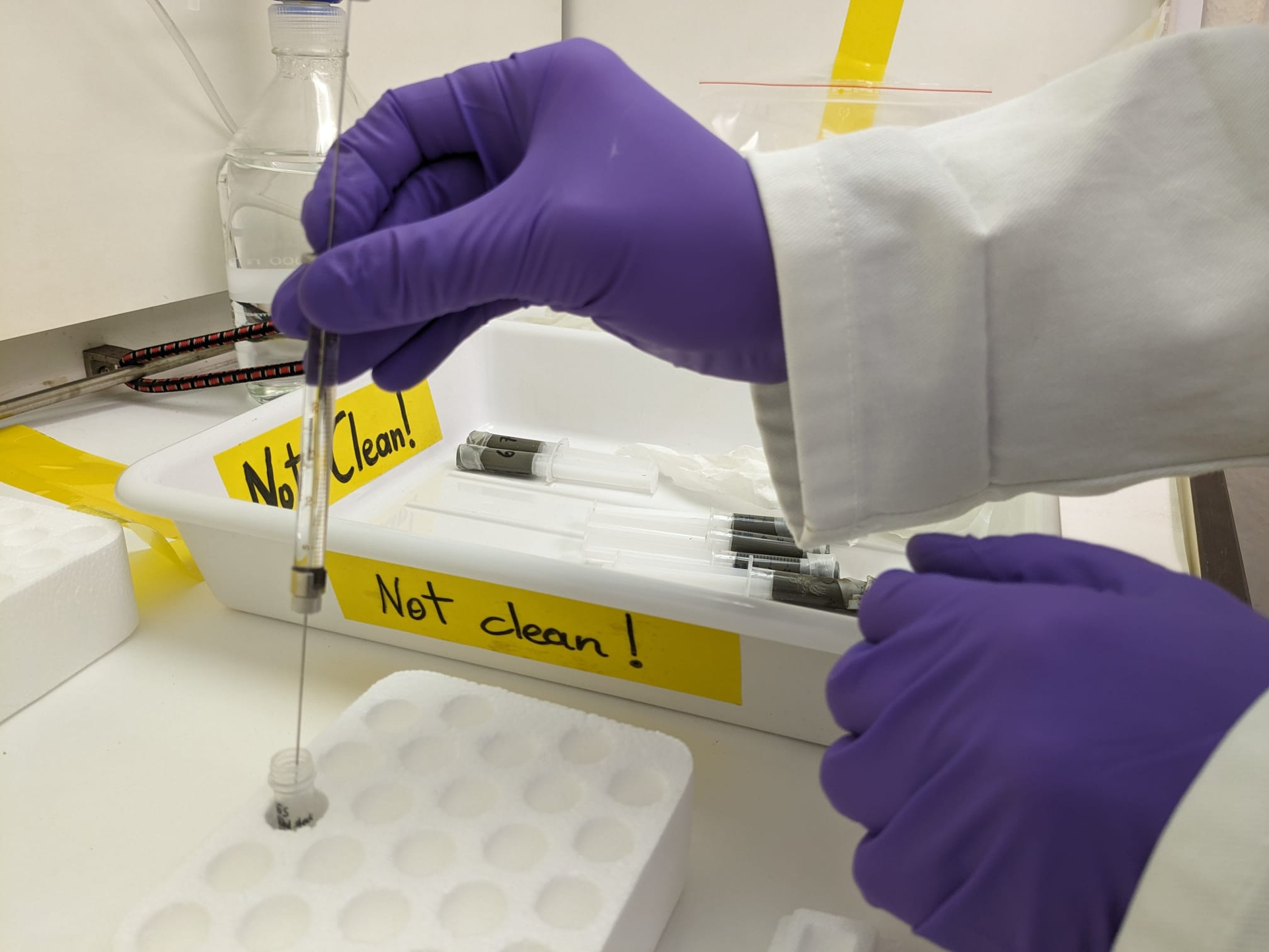 4)	Working with radioactive sulfur inside the isotope container. After the work is completed, we check with a contamination monitor if the working area is clean. (picture: Peter Kraal/NIOZ)