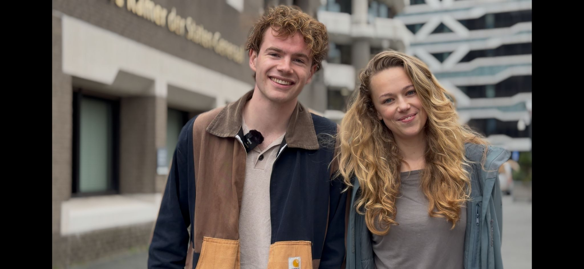 Kjeld en Mei voor het Tweede Kamergebouw in Den Haag