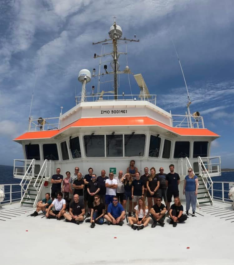 The end of the expedition is always marked by a group photo of the whole crew.