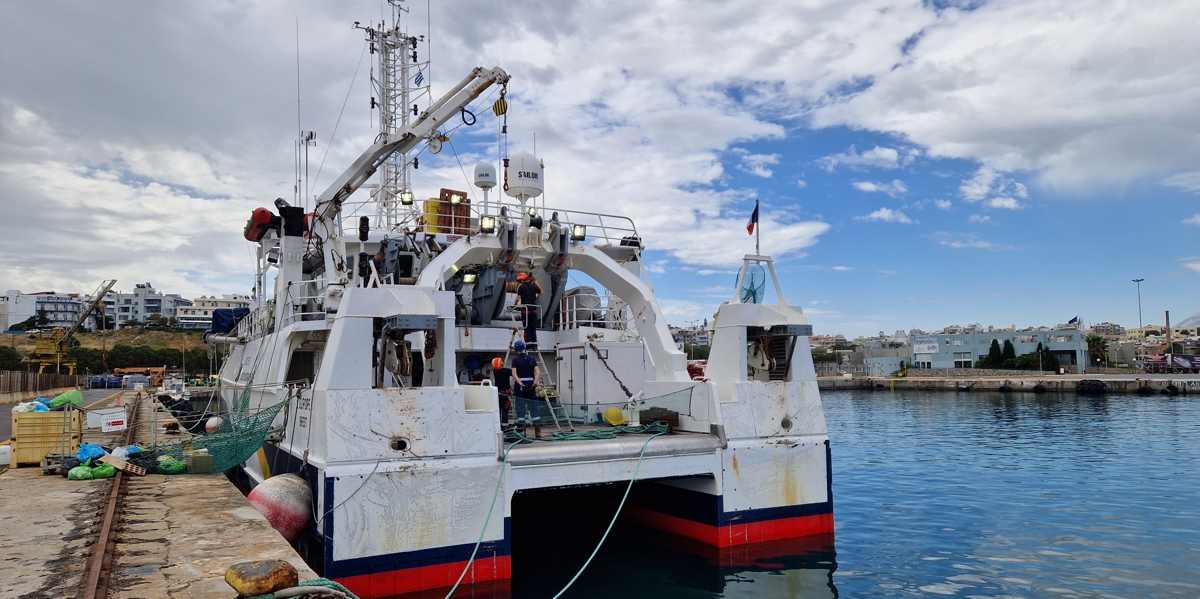 The aft of N.O. l'Europe, where the blocks are mounted on the A-frame