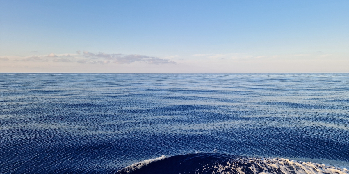 Calm seas as we like to see them; they will make our work a lot easier!