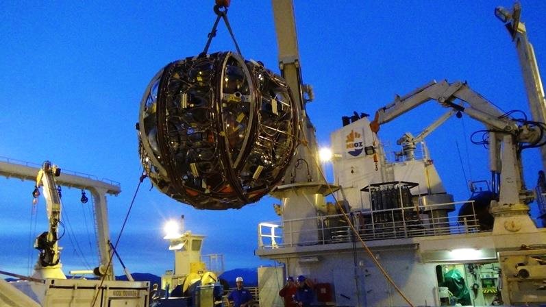 The launcher NIOZ developed for KM3NeT: the big 'ball' contains a detection line with the actual glass spheres with detectors attached. Upon hitting the sea floor, the launcher rises to the surface, unfurling the detection line like a spool of thread