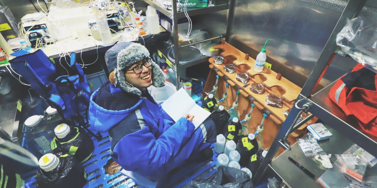 Hung-An Tian conducting filtration of particulate organic carbon/nitrogen  in temperature control container onboard RV Araon (credit: Sven Pont)