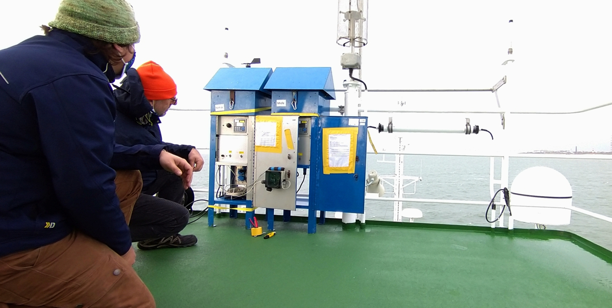 NIOZ technician Bob and VU MSc student Daan installing the dust collectors on the top deck of RV Maria S. Merian
