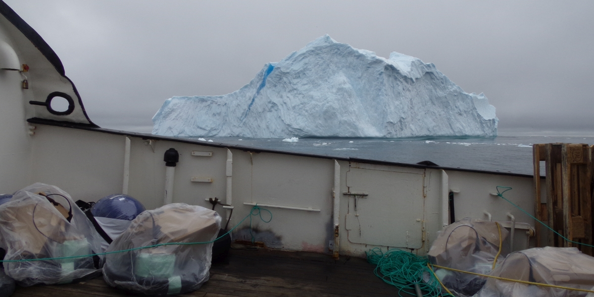 Sailing to the edge of the Greenland shelf with the Adolph Jansen to deploy the first group of drifters. Photo: Elodie Duyck, NIOZ.