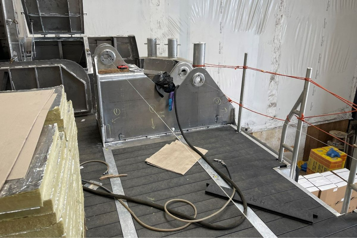 Most of the work of fitting the synthetic deck panels has already been completed. The base for the A-frame is clearly visible. 