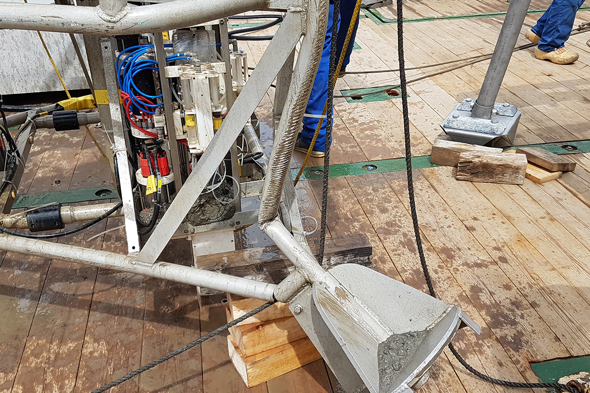 One of the landers with some damage to the structure, caused by the storm (image: Justin Tiano/NIOZ)