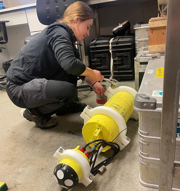 Programming and mounting of the current sensor.