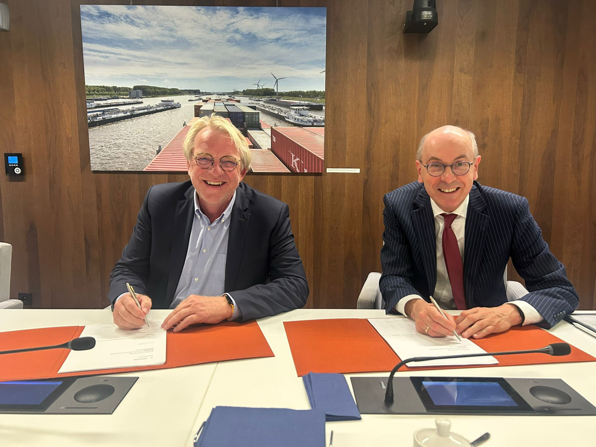 Han Dolman en Jan Hendrik Dronkers ondertekenen het Afsprakenkader