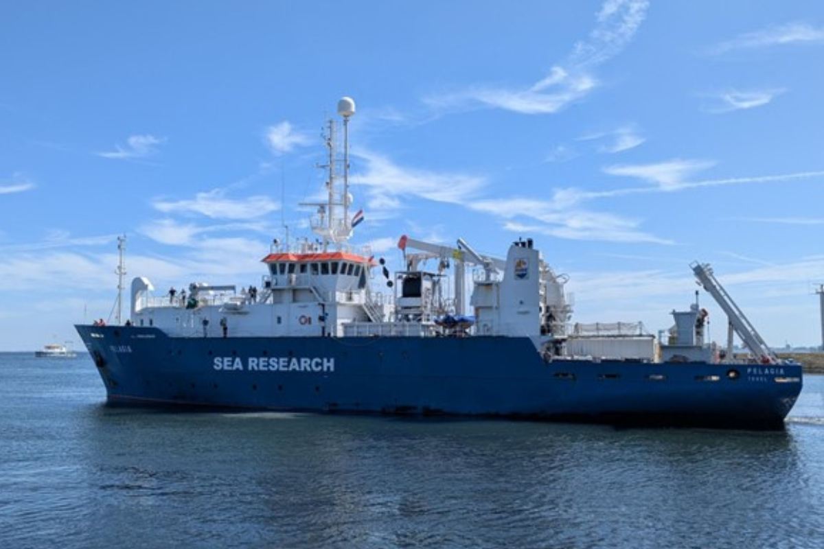 RV Pelagia leaving the its homeport on Texel (Photo: Peter Kraal). 