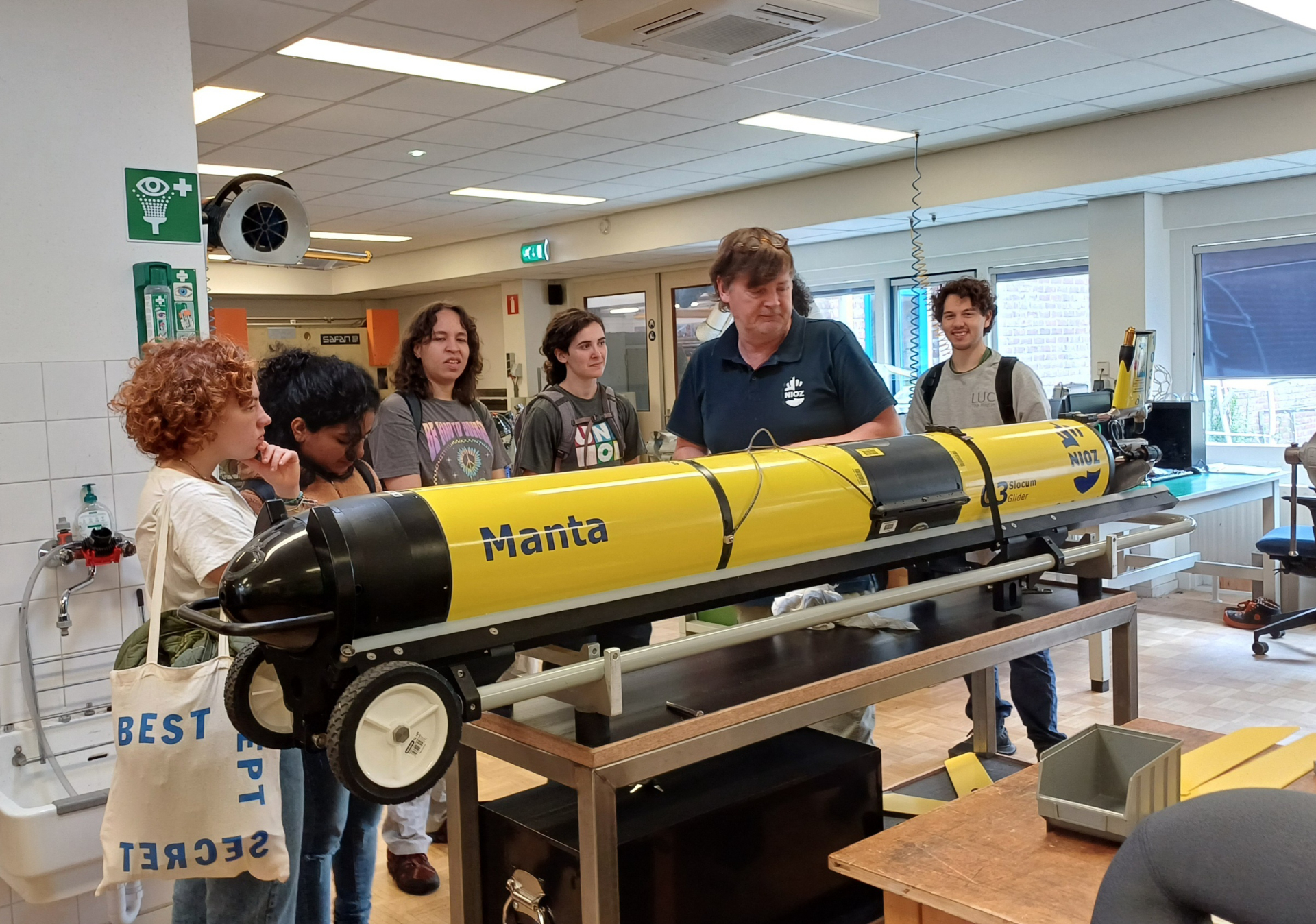 Edwin Keijzer, instrument maker at the National Marine Facilities, explains to some students how the glider works (Photo credit: Paulien Koster).