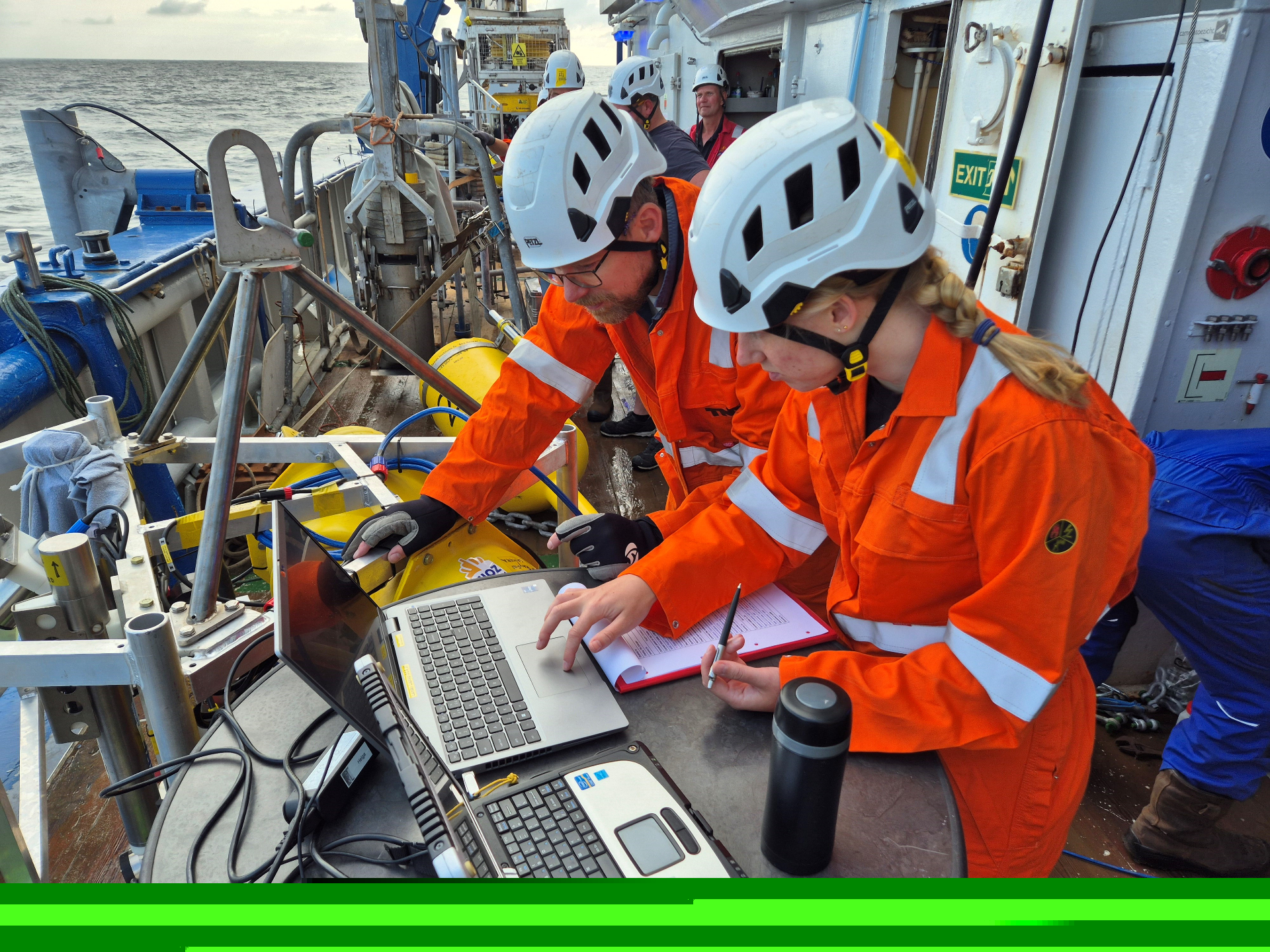 Looking at the data the autonomous landers collected at the sea bottom (photo: NIOZ)
