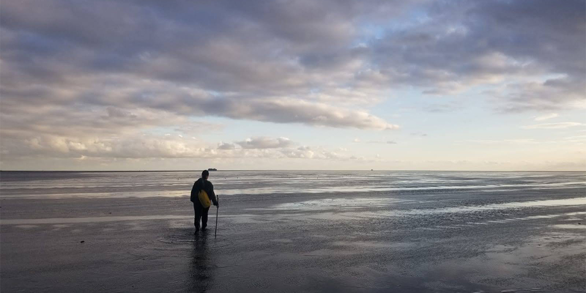 Christine and Evy walking a large distance on the mud flats