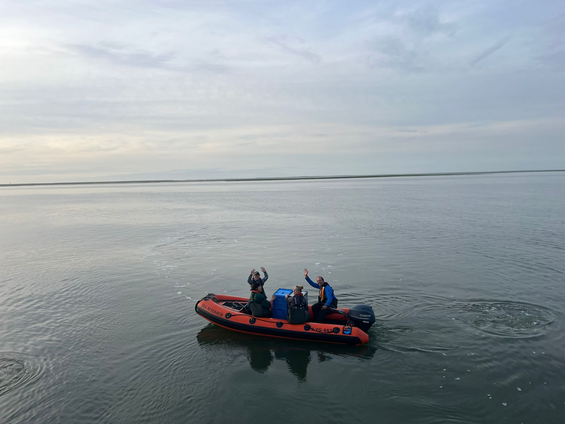 Onderzoekers onderweg naar Griend vanaf het moederschip de Wim Wolff (Theunis Piersma)
