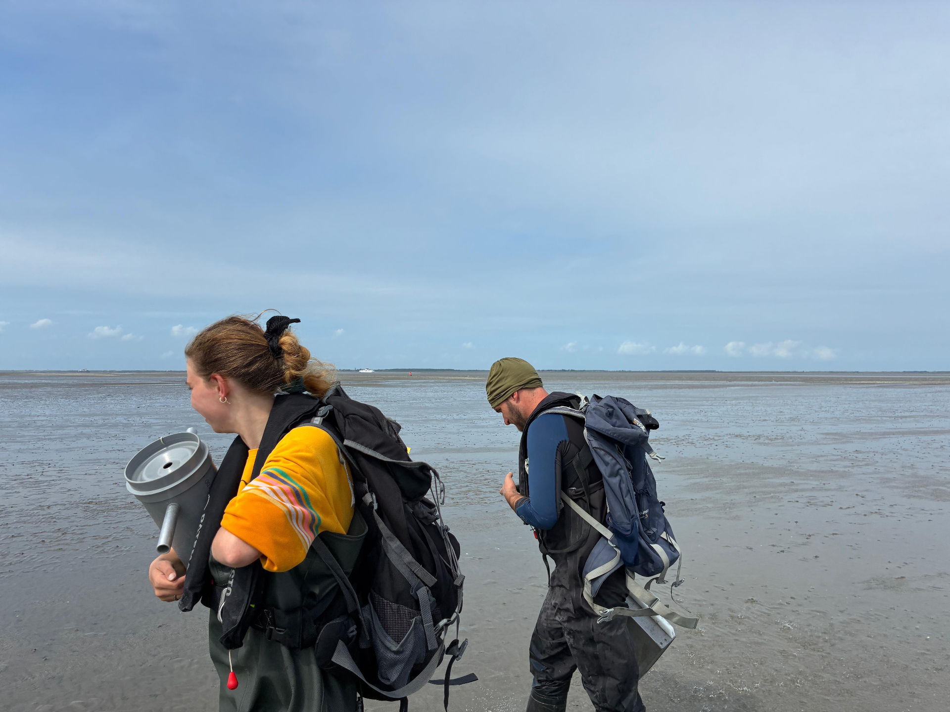 Bas and Fay sampling on the mudflats (Photo: Suzan de Wit)