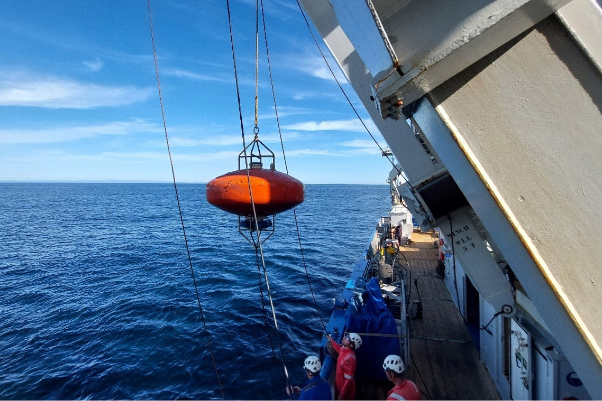 Recovery of a mooring from the Norwegian Trench (photo: Furu Mienis)