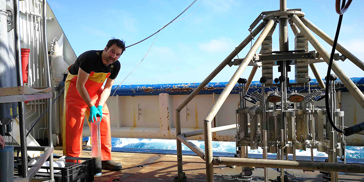 Helge Niemann dismantles a sample of the sea floor taken with the multicore. Photo: Sylvia Walter