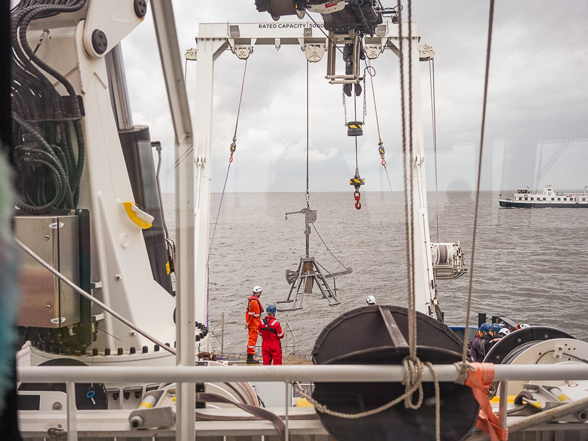 Lifting the box corer in the water (© Maxi Scheller).