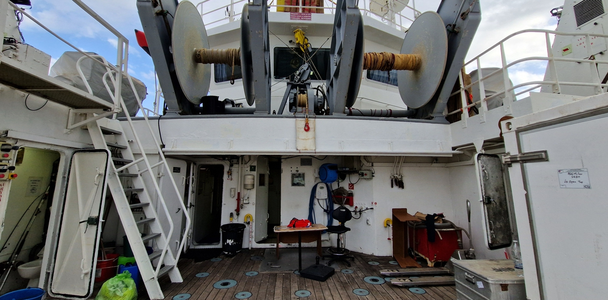 The --quite impressive-- winches are operated from the bridge of N.O. l'Europe