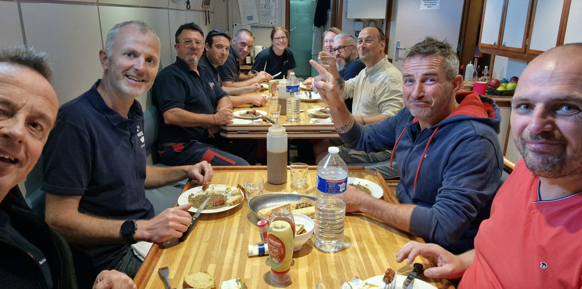 The entire team l'Europe gathered in the mess. They made us feel really welcome in their family!