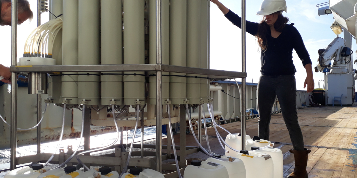 Inname zeewater uit verschillende dieptes, foto Threes Anna