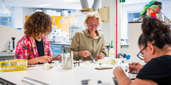 Preparing samples for stable isotope analysis (© Stefan Krofft).